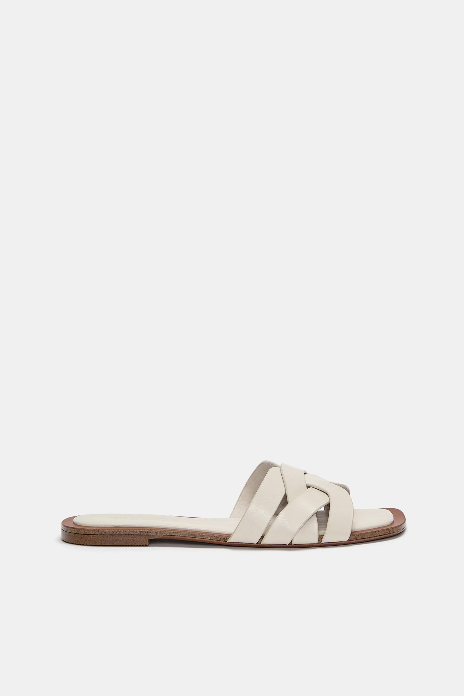 Flache Sandalen Mit Überkreuzten Riemen von Pull&Bear