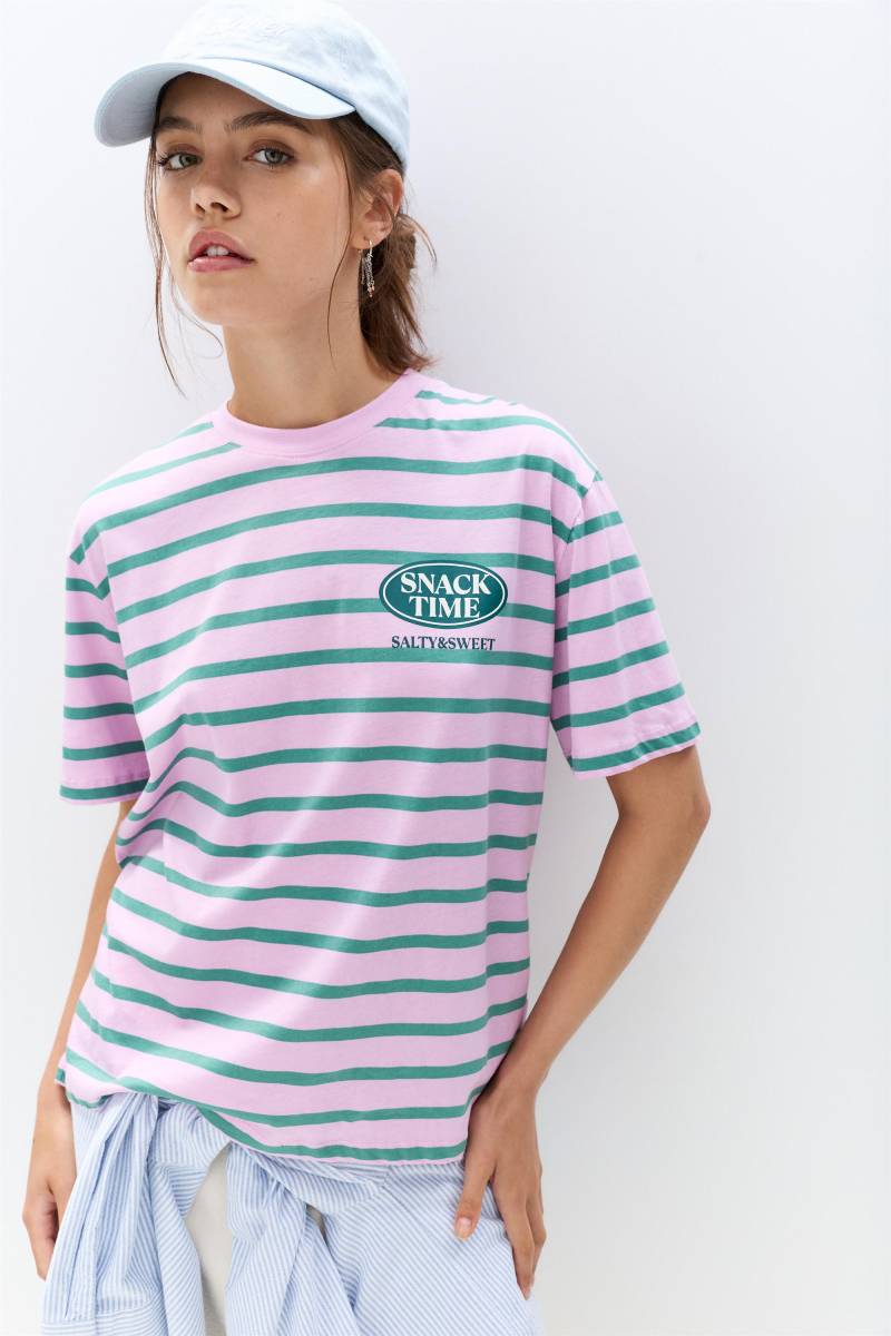 Gestreiftes T-Shirt Mit Grafik von Pull&Bear