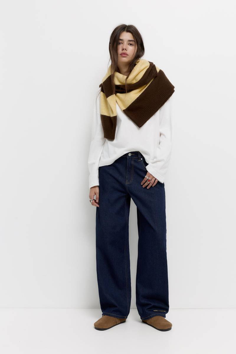 Jeans Mit Weitem Bein Und Stickerei von Pull&Bear