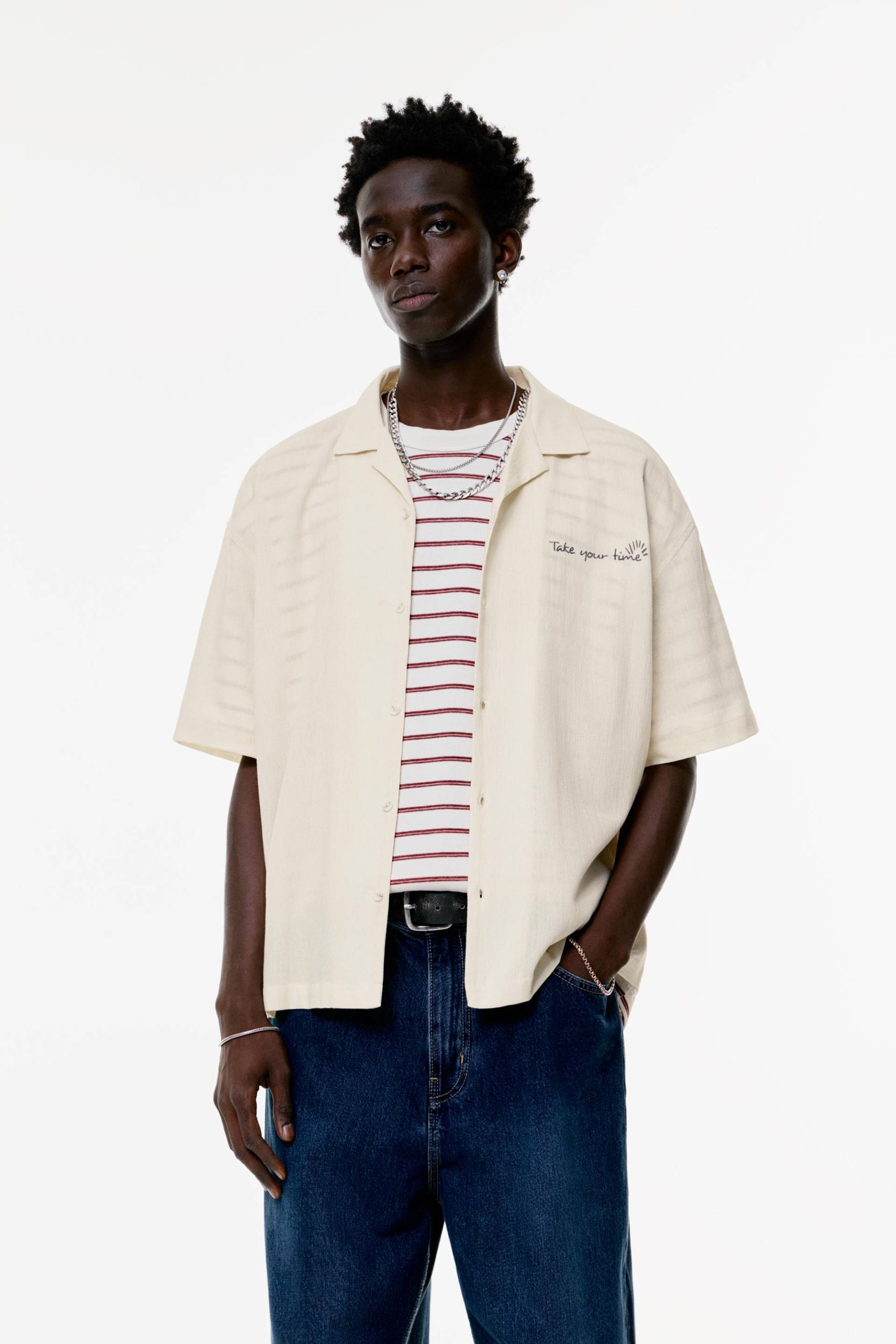 Kurzärmeliges Hemd Mit Kontrasttext von Pull&Bear