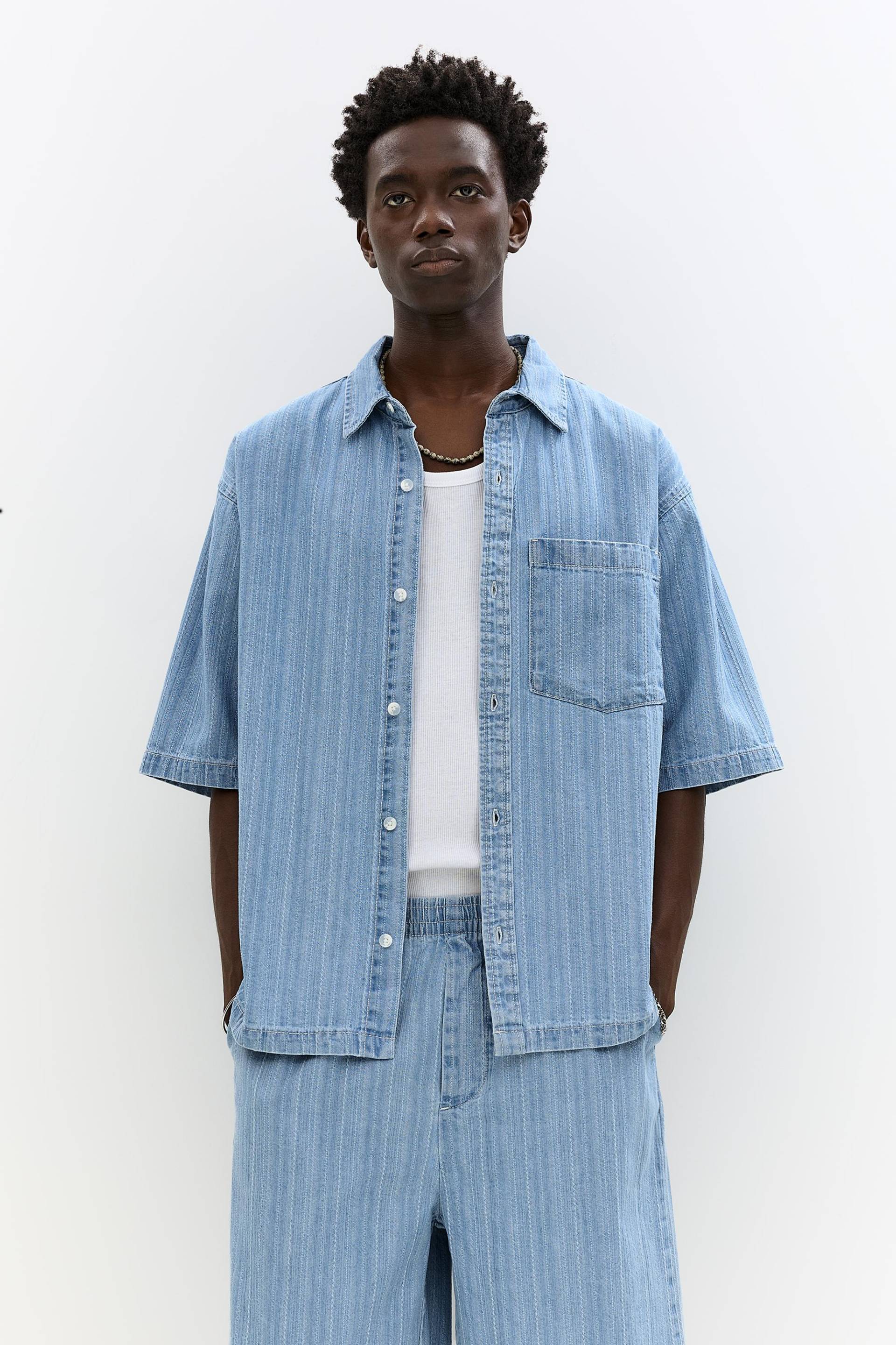 Kurzarm-Jacquard-Hemd Mit Streifen von Pull&Bear