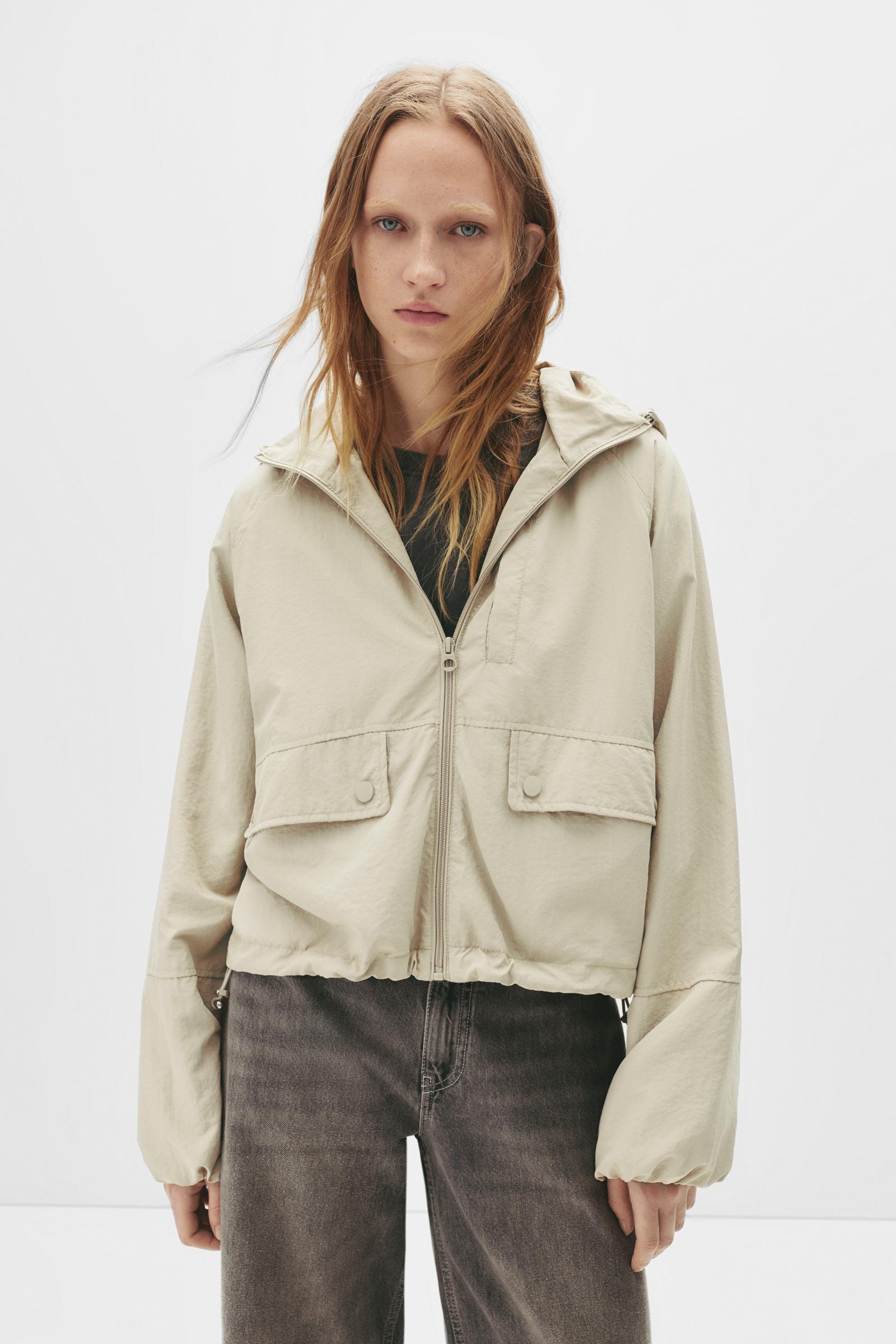 Kurze, Leichte Jacke Mit Kapuze von Pull&Bear