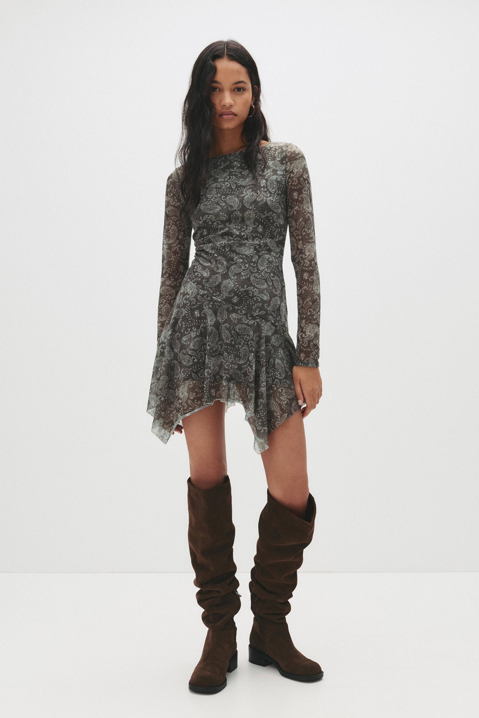 Kurzes Asymmetrisches Kleid Mit Paisley-Muster von Pull&Bear