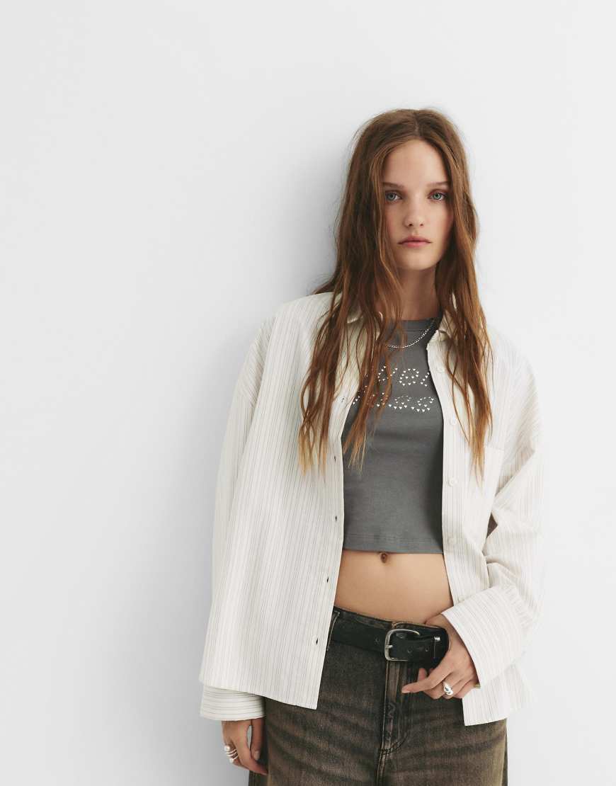 Pull & Bea - Gestreiftes Hemd in Beige mit „STWD"-Grafikprint-Neutral Pull & Bea - Gestreiftes Hemd in Beige mit „STWD"-Grafikprint-Neutral von Pull & Bear