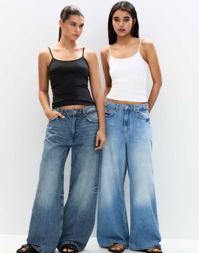Pull & Bear - 2er-Pack Oberteile in Weiß/Schwarz mit dünnen Trägern-Bunt von Pull & Bear