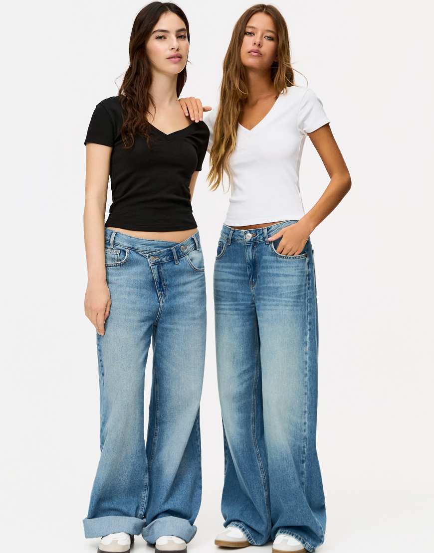 Pull & Bear - 2er-Pack T-Shirts in Weiß/Schwarz mit V-Ausschnitt-Bunt von Pull & Bear