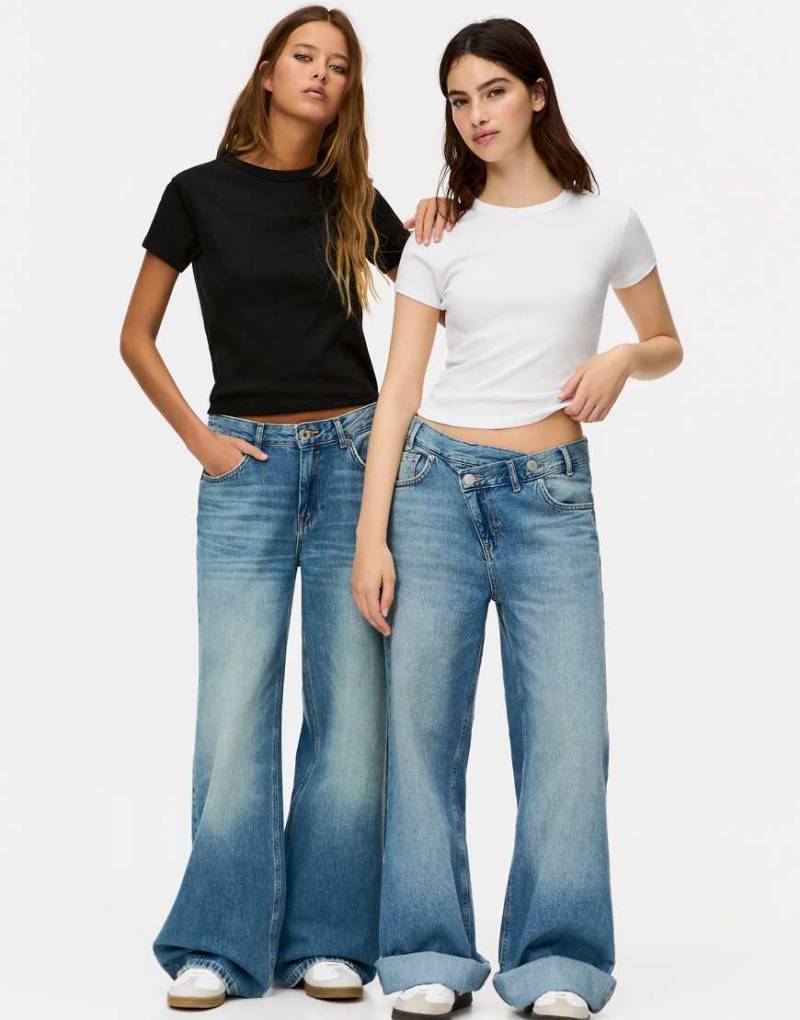 Pull & Bear - 2er-Pack figurbetonte T-Shirts in Schwarz und Weiß-Bunt von Pull & Bear