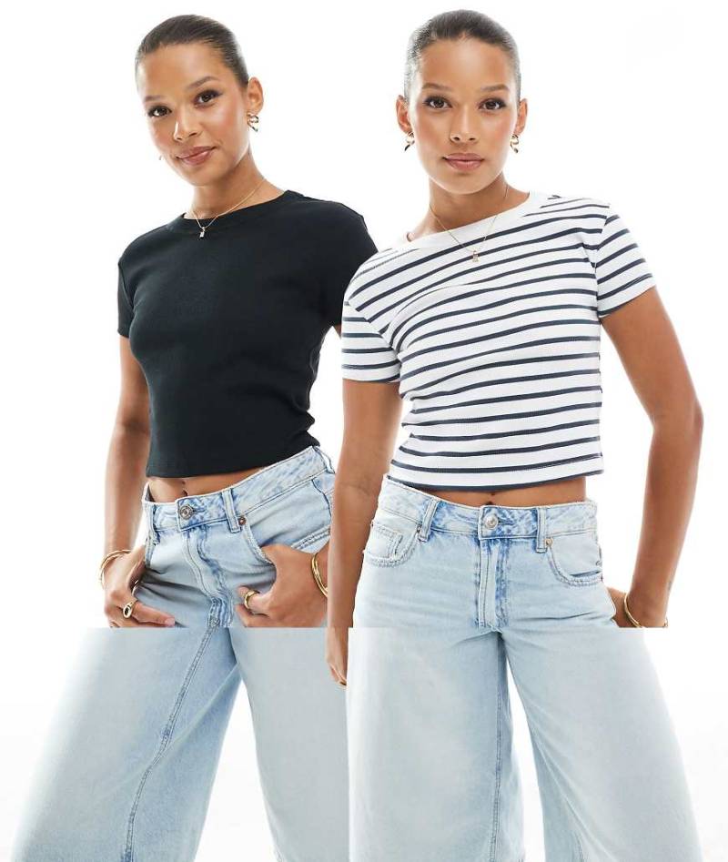 Pull & Bear - 2er-Pack knapp geschnittene T-Shirts in Schwarz und mit Streifenmuster-Bunt von Pull & Bear