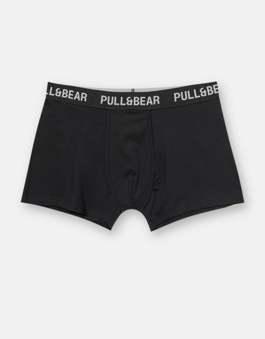 Pull & Bear - 3er-Pack eng geschnittene Boxershorts in Schwarz mit Logo-Bunt von Pull & Bear