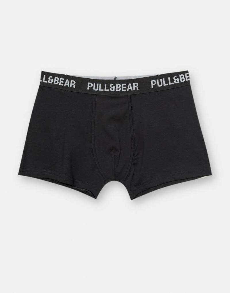Pull & Bear - 3er-Pack eng geschnittene Boxershorts in Schwarz mit Logo-Bunt von Pull & Bear