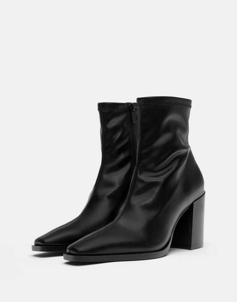 Pull & Bear - Ankle Boots in Schwarz mit Absatz und Stretch Pull & Bear - Ankle Boots in Schwarz mit Absatz und Stretch von Pull & Bear