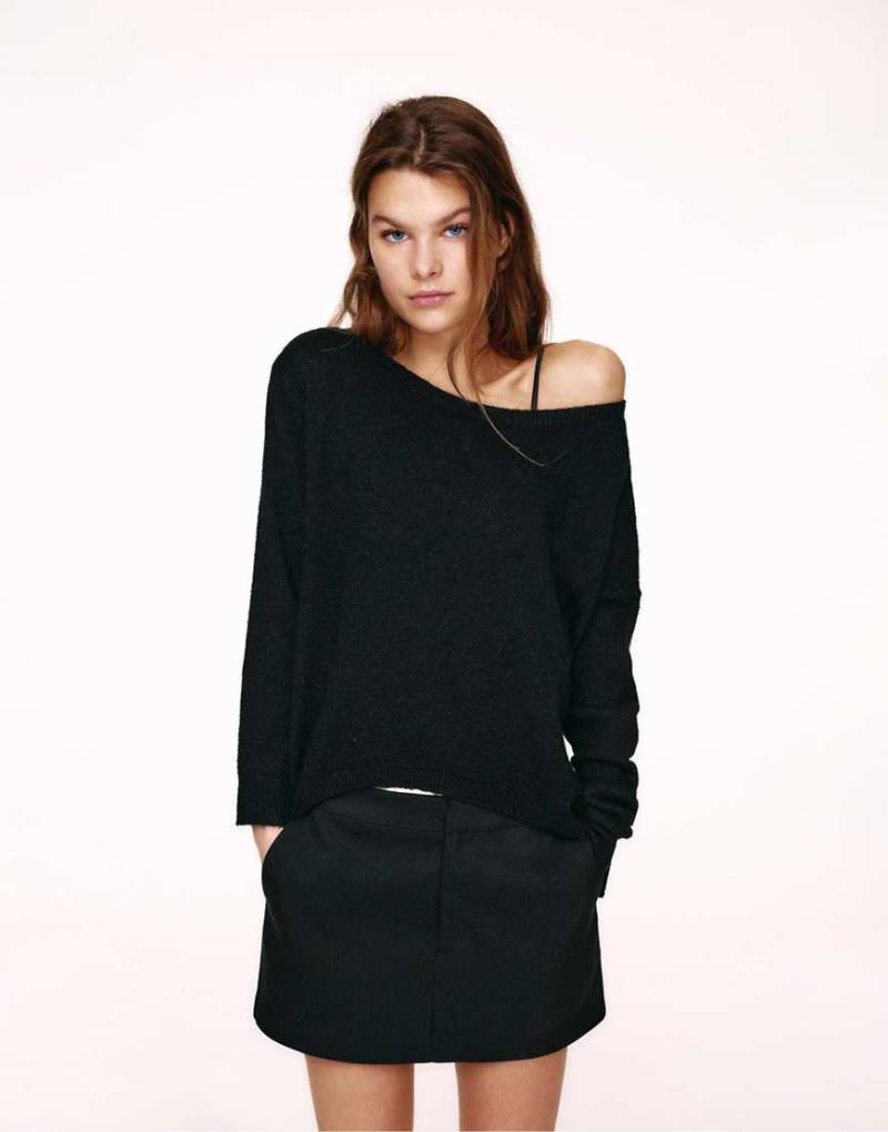 Pull & Bear - Asymmetrisch geschnittener Pullover in Schwarz von Pull & Bear