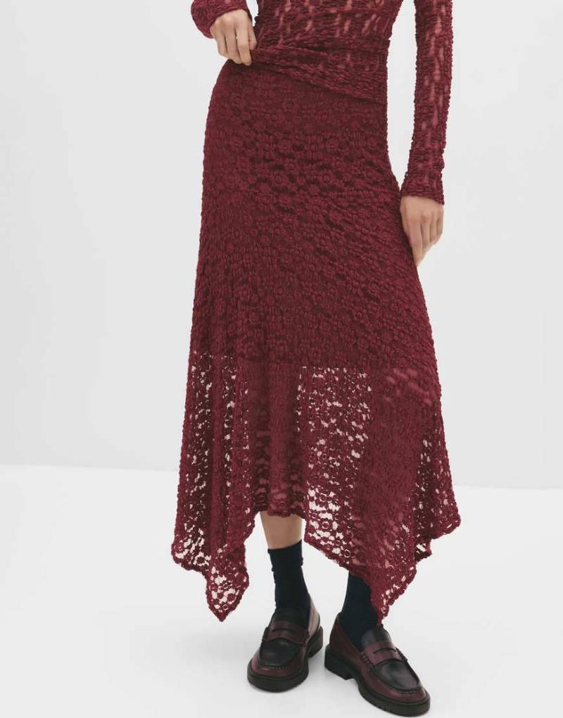 Pull & Bear - Asymmetrischer Midirock aus Spitze in Burgunderrot von Pull & Bear