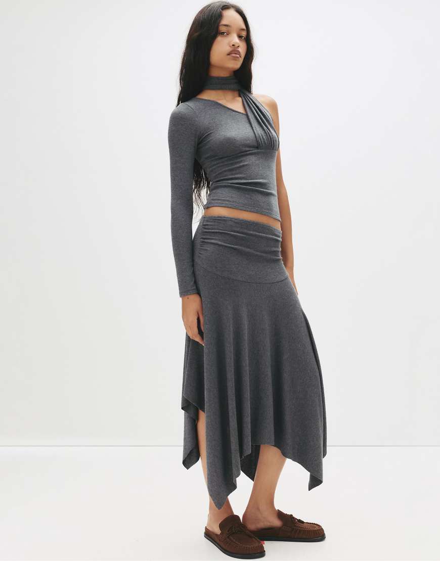 Pull & Bear - Asymmetrischer Midirock aus weichem Stoff in Grau von Pull & Bear