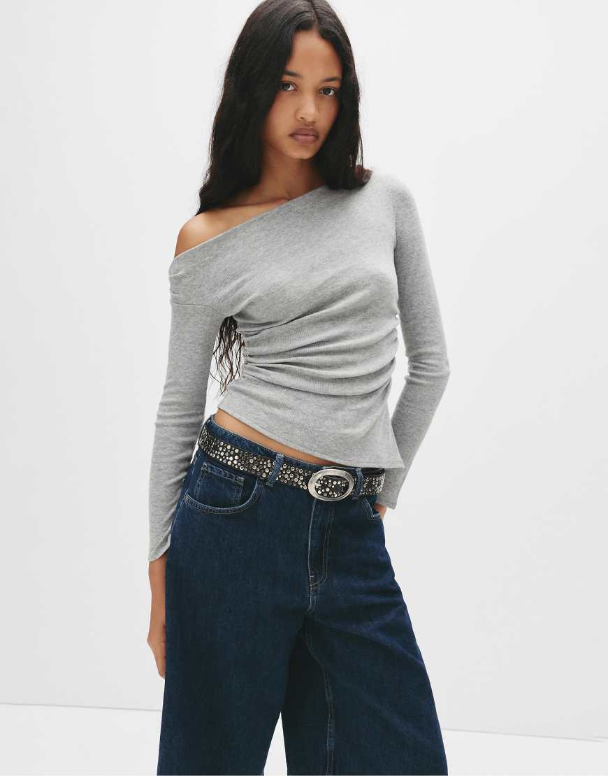 Pull & Bear - Asymmetrisches, langärmliges Oberteil in meliertem Grau Pull & Bear - Asymmetrisches, langärmliges Oberteil in meliertem Grau von Pull & Bear