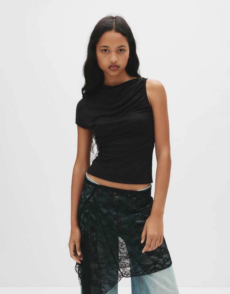 Pull & Bear - Asymmetrisches Oberteil in Schwarz mit Raffung von Pull & Bear