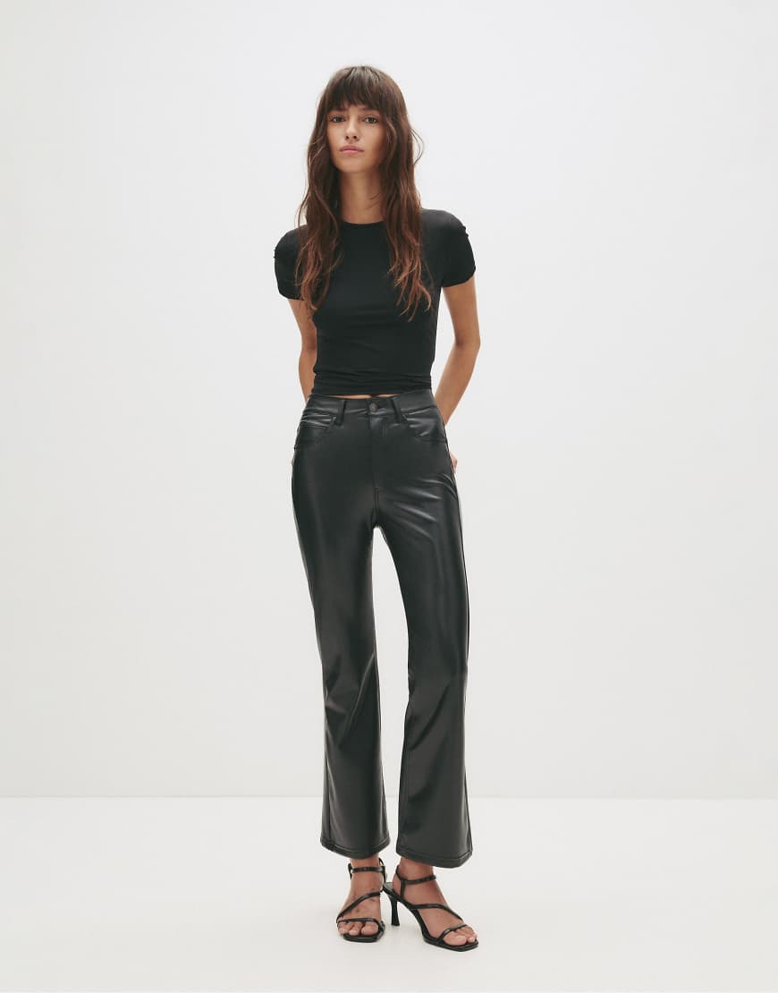 Pull & Bear - Ausgestellte Hose in schwarzer Lederoptik von Pull & Bear