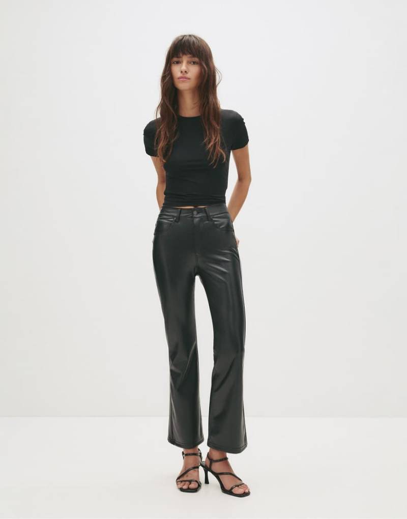 Pull & Bear - Ausgestellte Hose in schwarzer Lederoptik von Pull & Bear