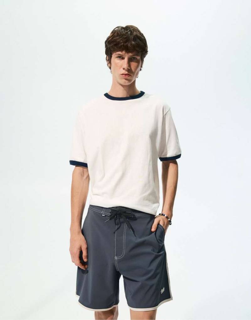 Pull & Bear - Badehose in Grau mit farblich abgesetztem Rand von Pull & Bear