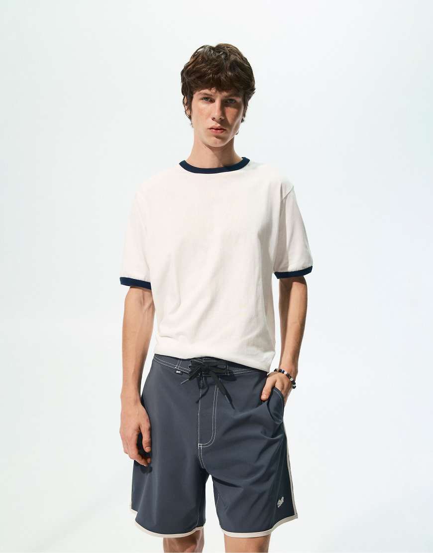 Pull & Bear - Badehose in Grau mit farblich abgesetztem Rand Pull & Bear - Badehose in Grau mit farblich abgesetztem Rand von Pull & Bear