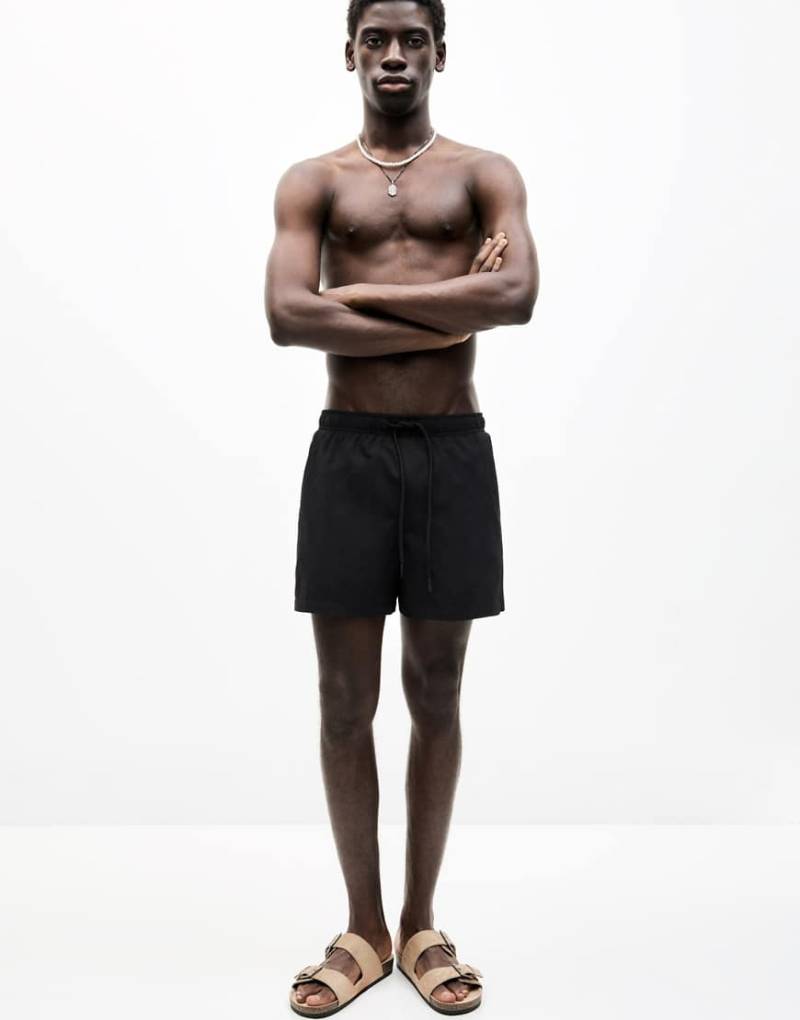 Pull & Bear - Badehose in Schwarz aus strukturiertem Material Pull & Bear - Badehose in Schwarz aus strukturiertem Material von Pull & Bear