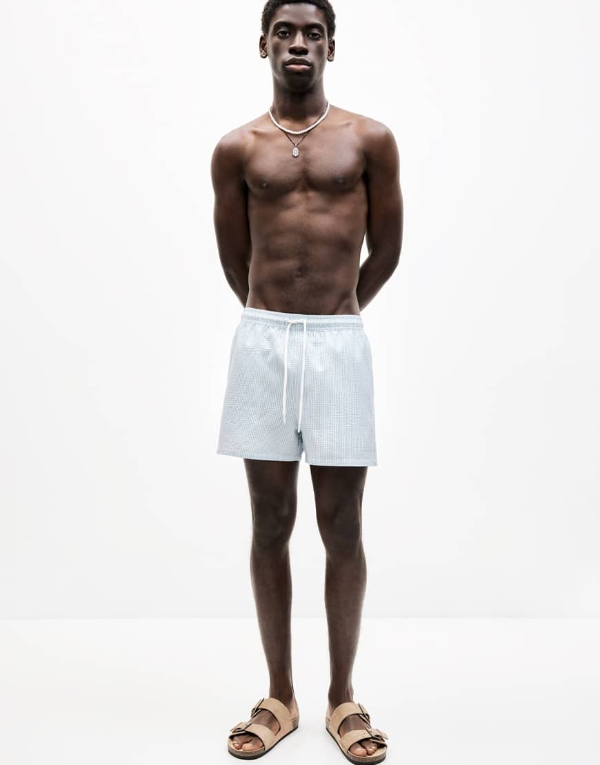 Pull & Bear - Badeshorts aus Seersucker in gestreiftem Blau von Pull & Bear