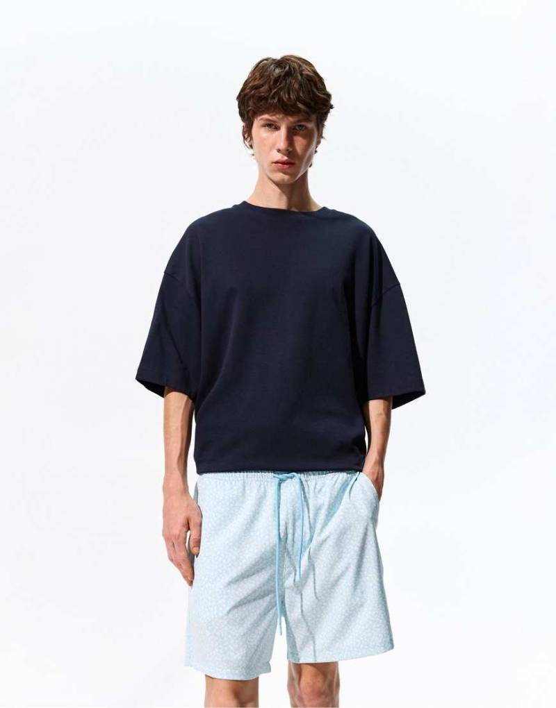 Pull & Bear - Badeshorts in Blau mit Blumenmuster Pull & Bear - Badeshorts in Blau mit Blumenmuster von Pull & Bear