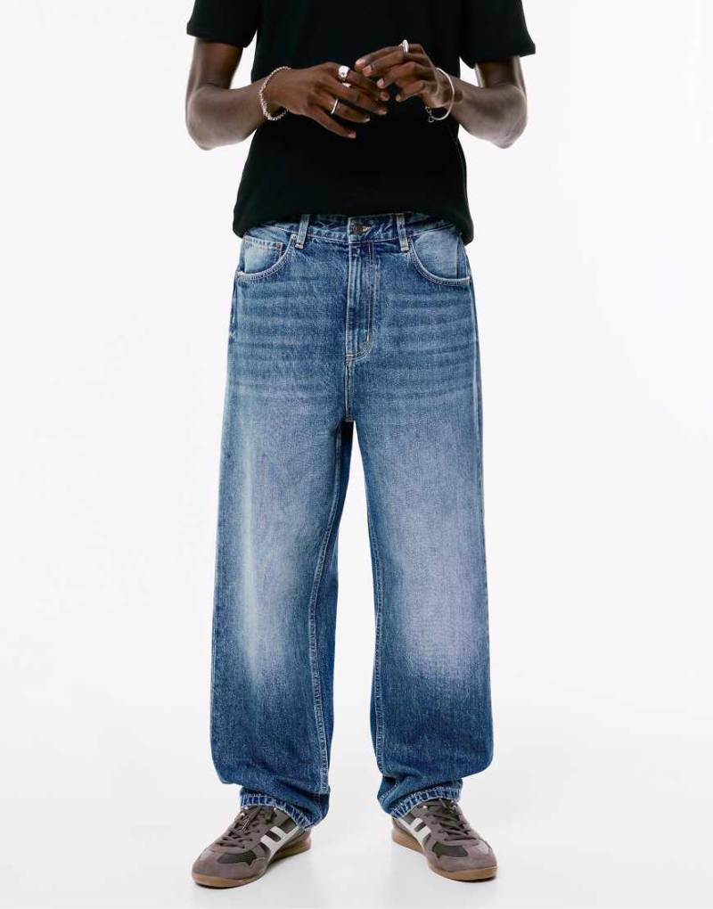 Pull & Bear - Baggy-Jeans in Mittelblau von Pull & Bear
