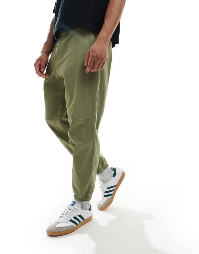 Pull & Bear - Baggyhose in Khaki mit Bündchen-Grün von Pull & Bear