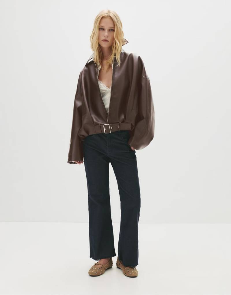 Pull & Bear - Ballon-Bomberjacke in Schokobraun mit Ledereffekt von Pull & Bear