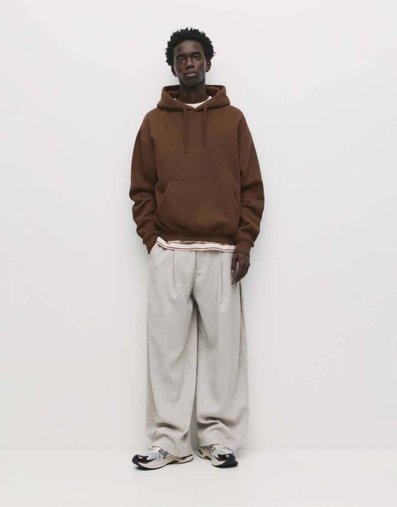 Pull & Bear - Basic-Kapuzenpullover in Braun-Brown von Pull & Bear