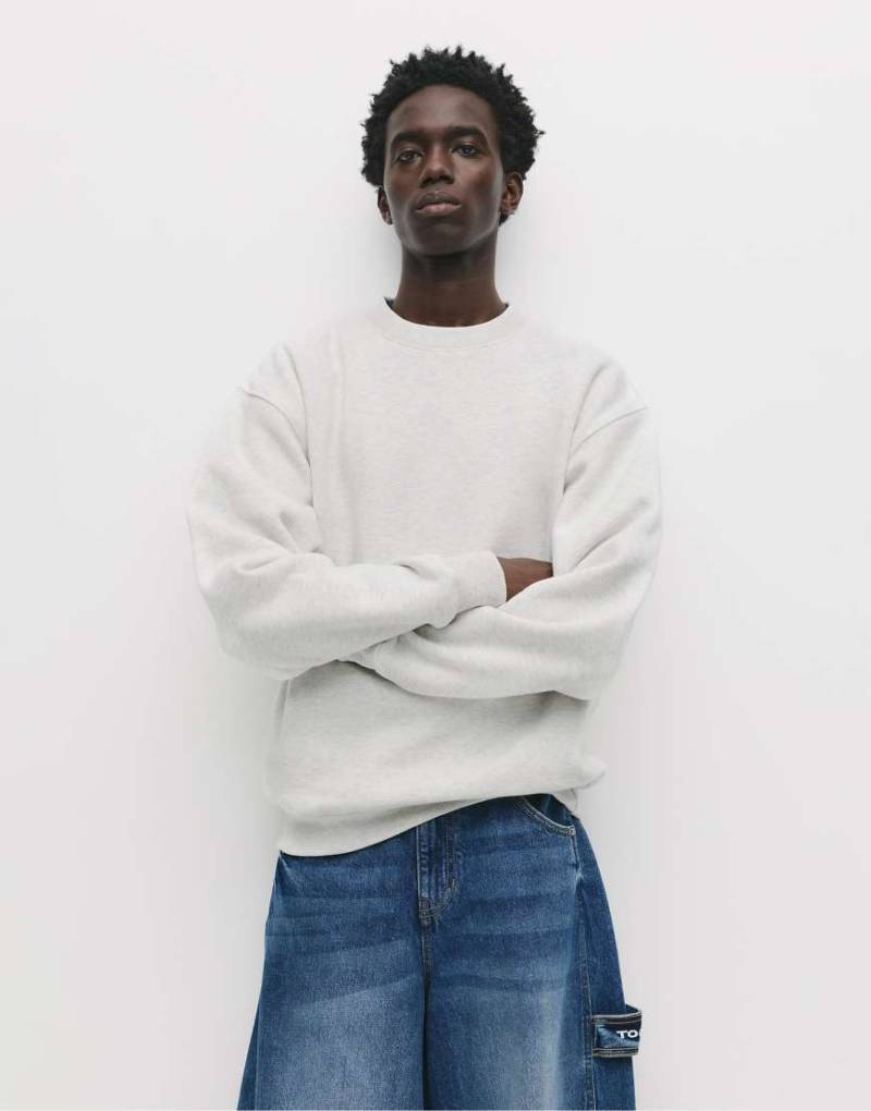 Pull & Bear - Basic-Sweatshirt in Eisweiß mit Rundhalsausschnitt von Pull & Bear