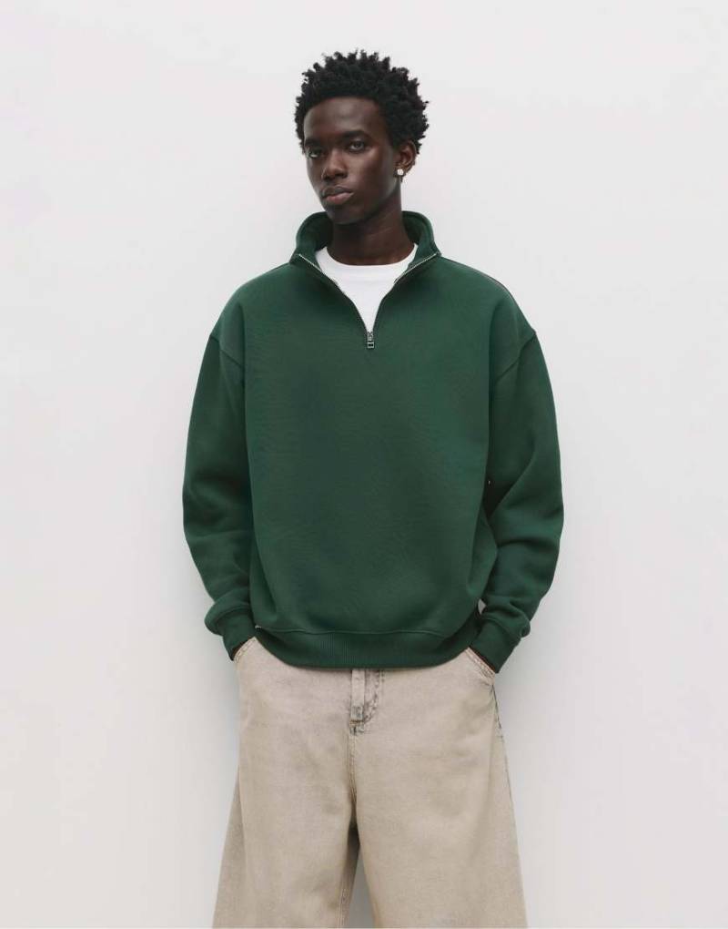 Pull & Bear - Basic-Sweatshirt in Flaschengrün mit kurzem Reißverschluss von Pull & Bear