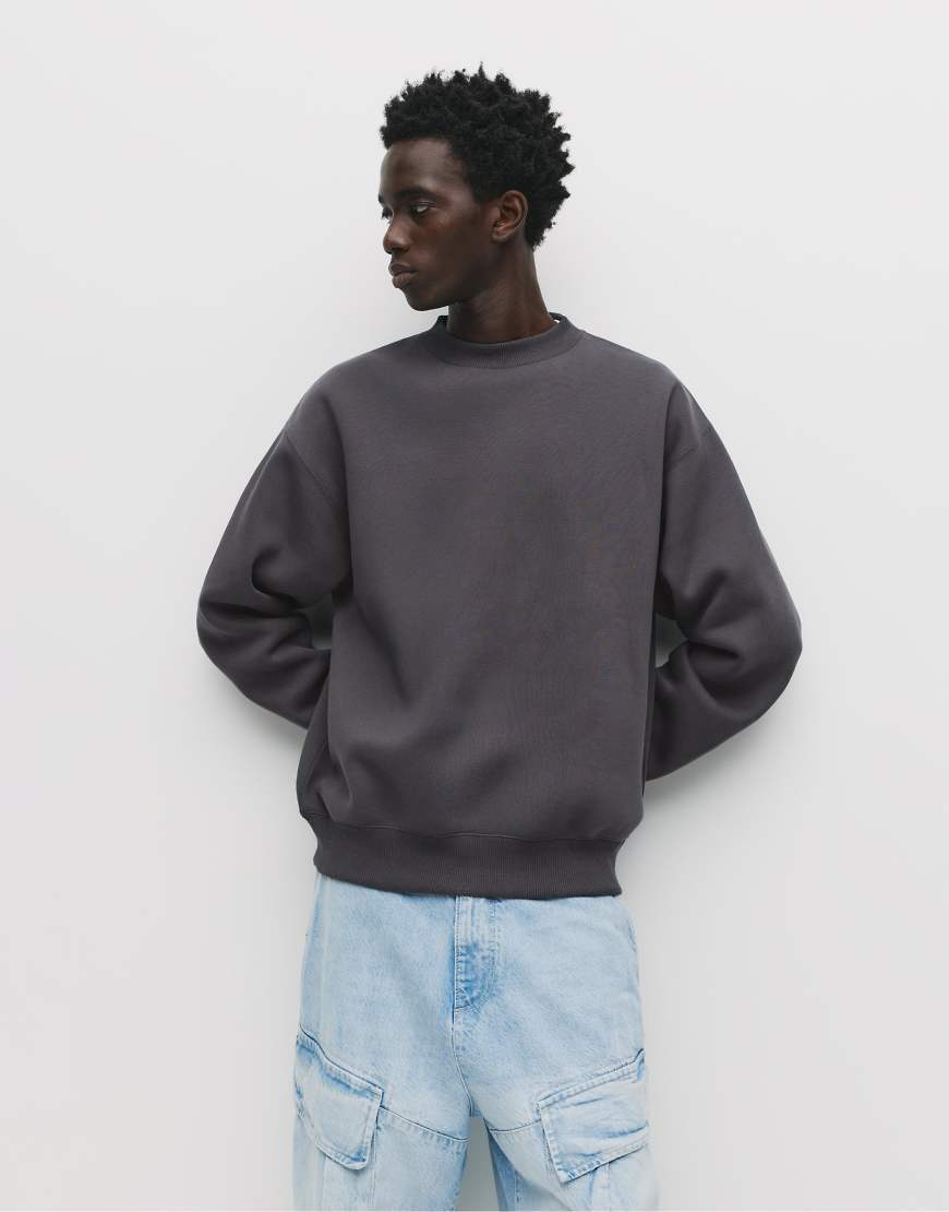 Pull & Bear - Basic-Sweatshirt in Grau mit Rundhalsausschnitt Pull & Bear - Basic-Sweatshirt in Grau mit Rundhalsausschnitt von Pull & Bear