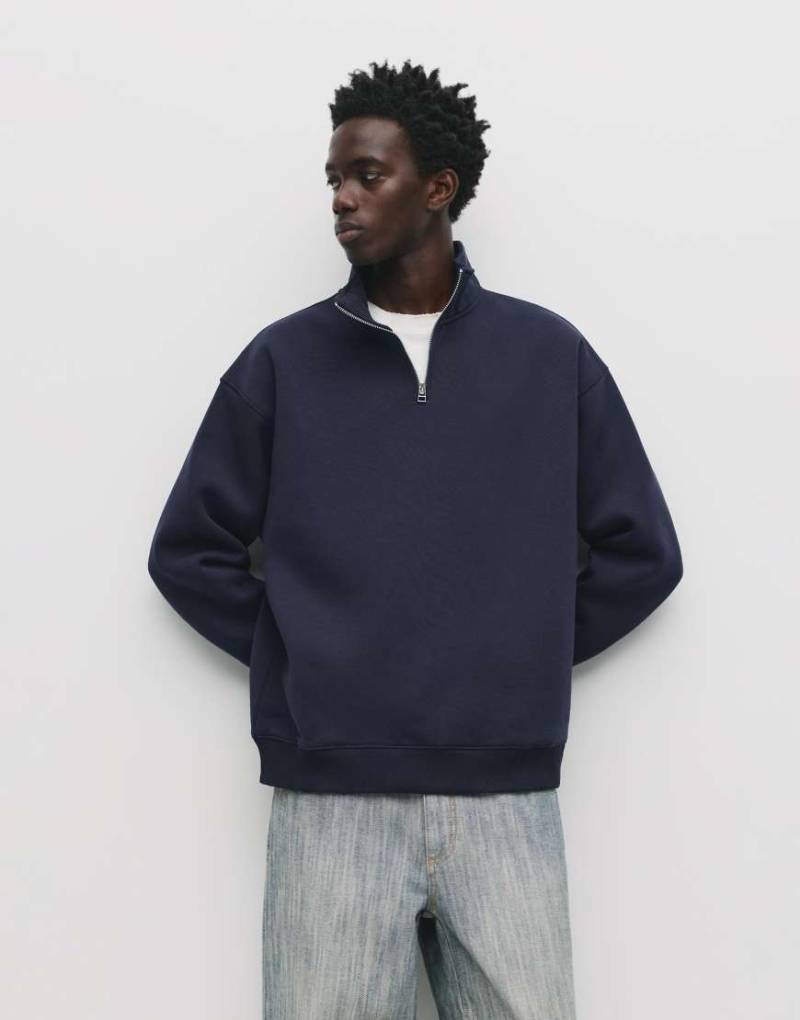 Pull & Bear - Basic-Sweatshirt in Marineblau mit kurzem Reißverschluss von Pull & Bear