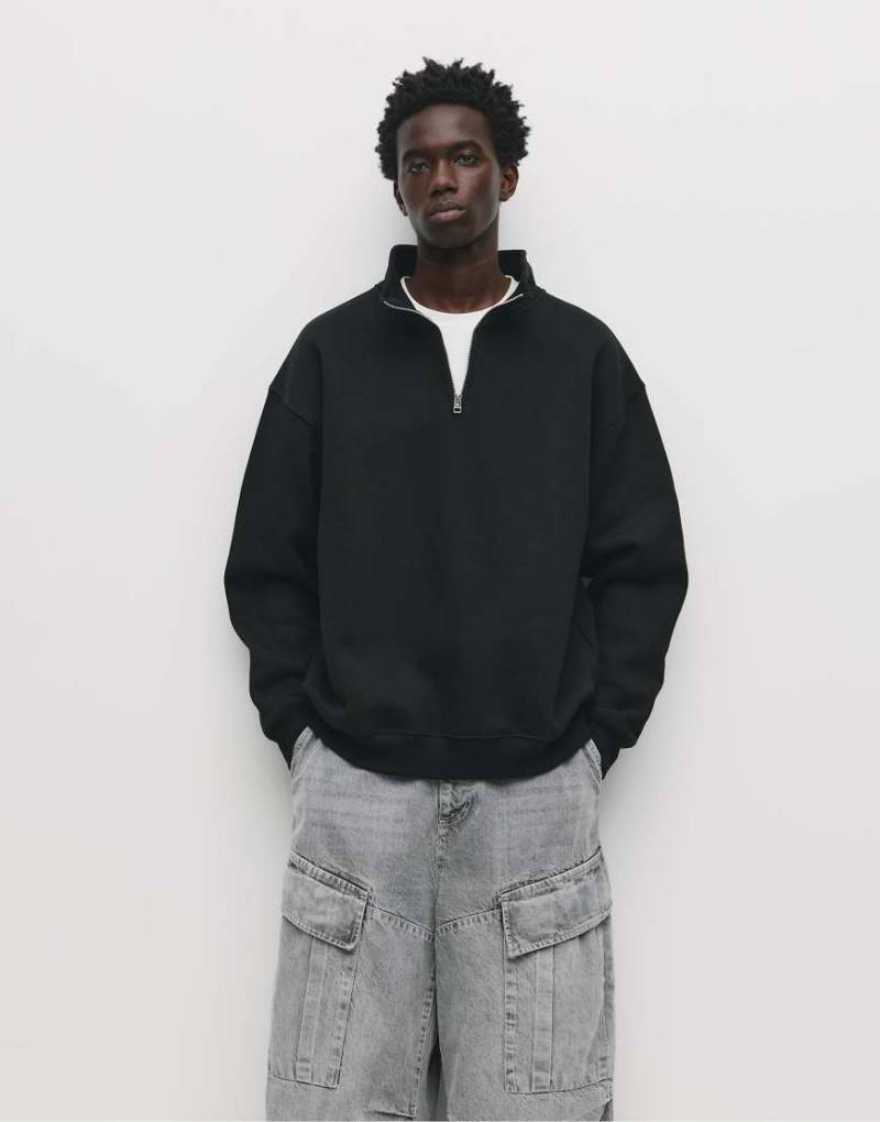 Pull & Bear - Basic-Sweatshirt in Schwarz mit kurzem Reißverschluss von Pull & Bear