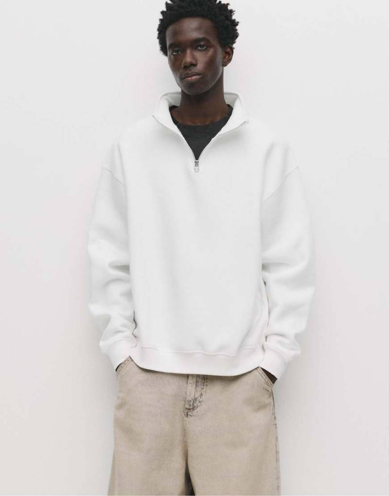 Pull & Bear - Basic-Sweatshirt in Wollweiß mit kurzem Reißverschluss von Pull & Bear