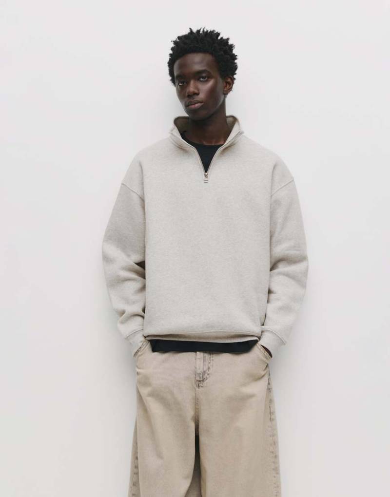 Pull & Bear - Basic-Sweatshirt in meliertem Grau mit kurzem Reißverschluss Pull & Bear - Basic-Sweatshirt in meliertem Grau mit kurzem Reißverschluss von Pull & Bear