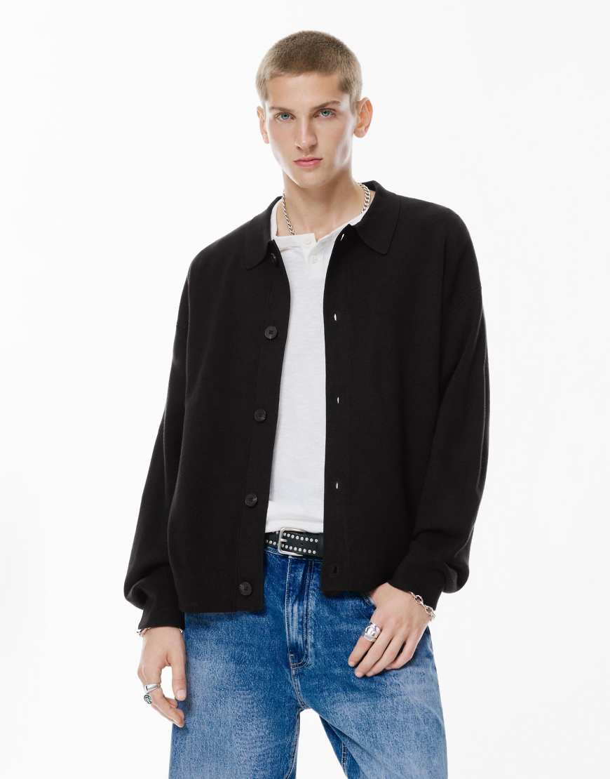 Pull & Bear - Bedruckte Strickjacke in Schwarz mit Polokragen von Pull & Bear