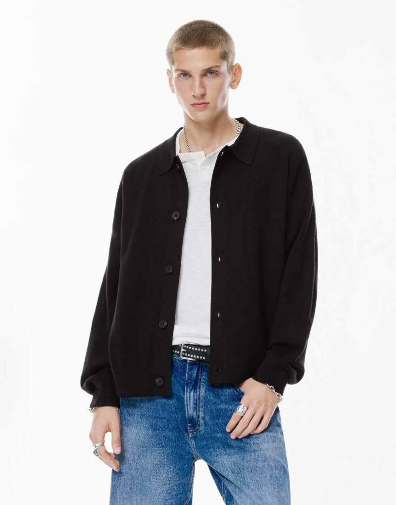 Pull & Bear - Bedruckte Strickjacke in Schwarz mit Polokragen von Pull & Bear