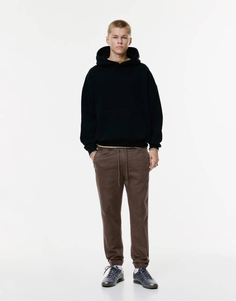Pull & Bear - Bequeme Jogginghose in Braun-Brown von Pull & Bear