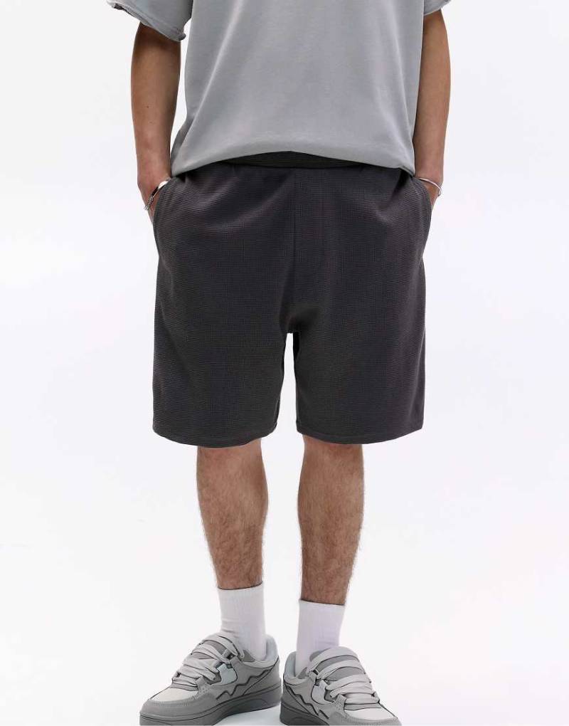 Pull & Bear - Bermudashorts aus Strick in Anthrazitgrau mit Waffelstruktur von Pull & Bear