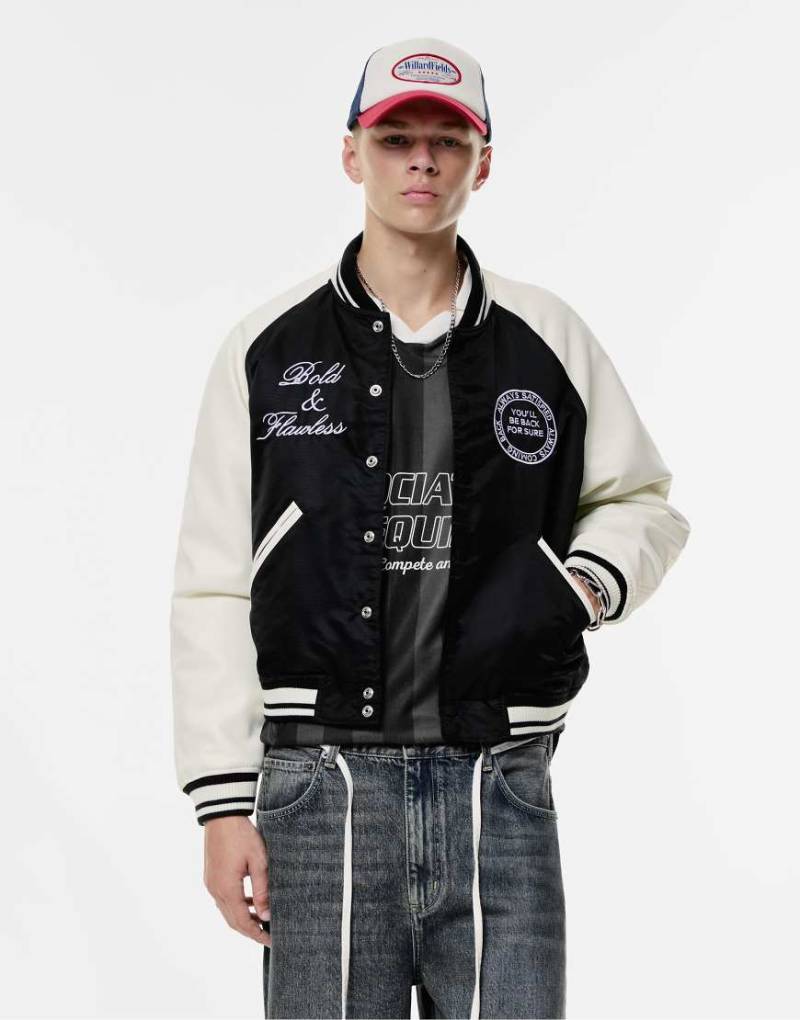 Pull & Bear - Bestickte College-Bomberjacke in Schwarz von Pull & Bear