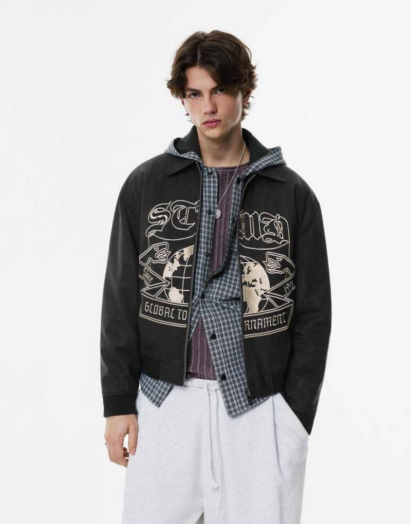 Pull & Bear - Bestickte College-Bomberjacke in schwarzer Lederoptik von Pull & Bear