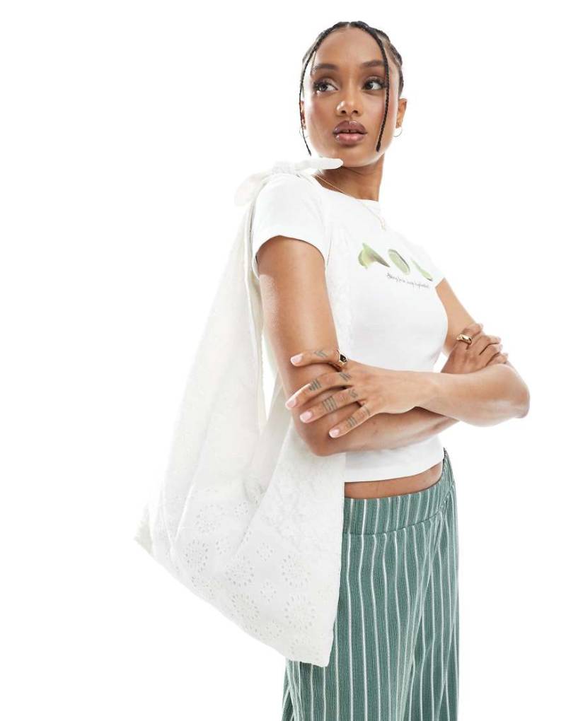 Pull & Bear - Bestickte Shopper-Tasche in Weiß mit gebundenem Riemen von Pull & Bear