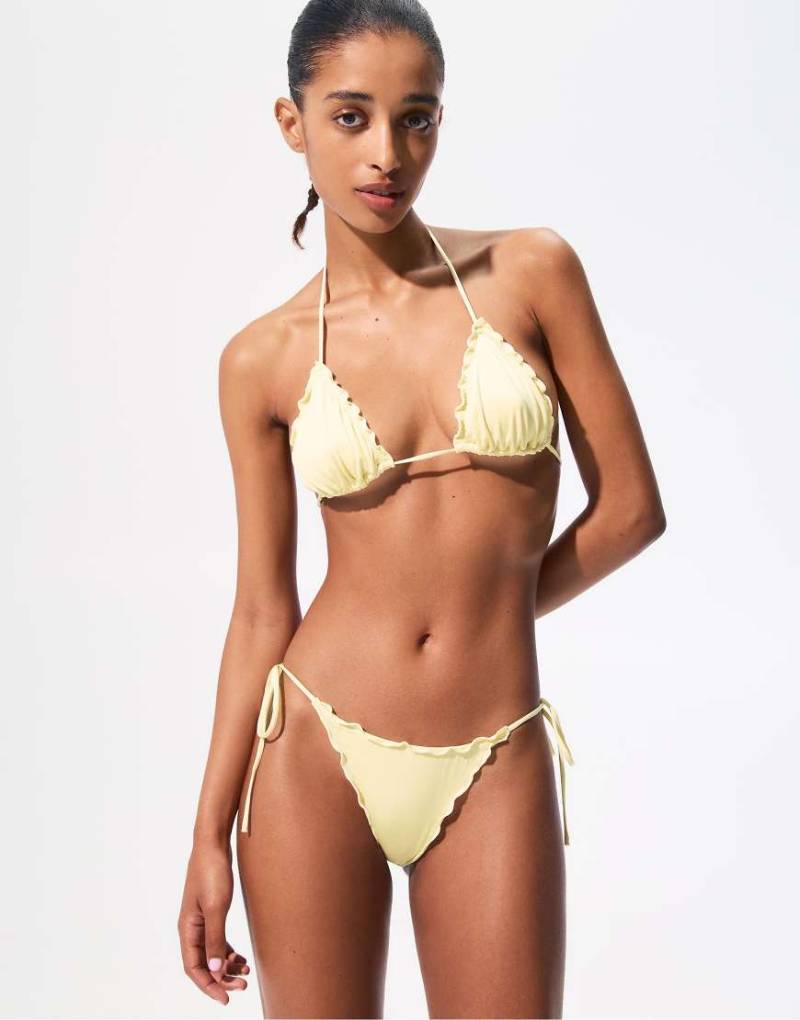 Pull & Bear - Bikinihose in Buttergelb mit Rüschen-Neutral von Pull & Bear