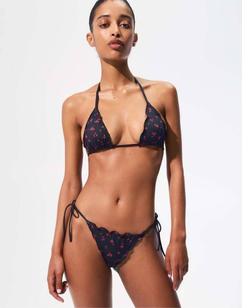 Pull & Bear - Bikinihose in Schwarz mit Blumenmuster von Pull & Bear