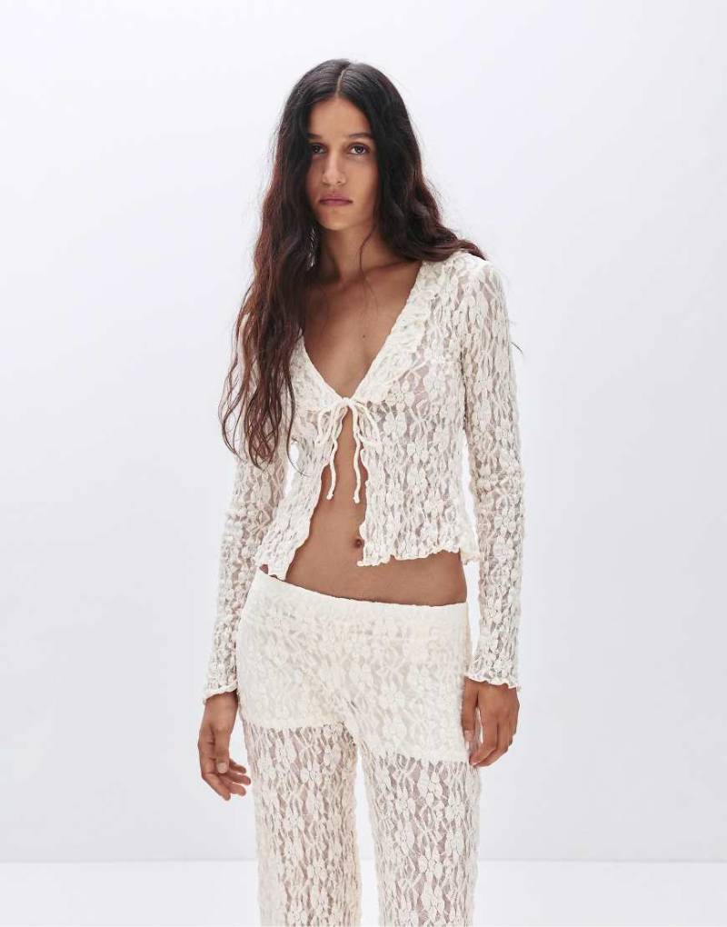 Pull & Bear - Bluse aus beiger Spitze mit Rüschen-Neutral von Pull & Bear