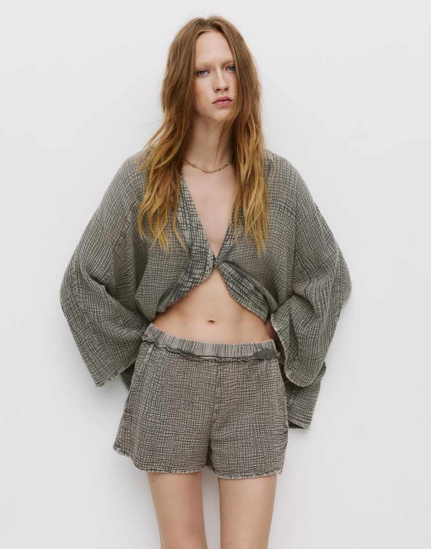 Pull & Bear - Bluse in Blassgrau mit Knitteroptik von Pull & Bear