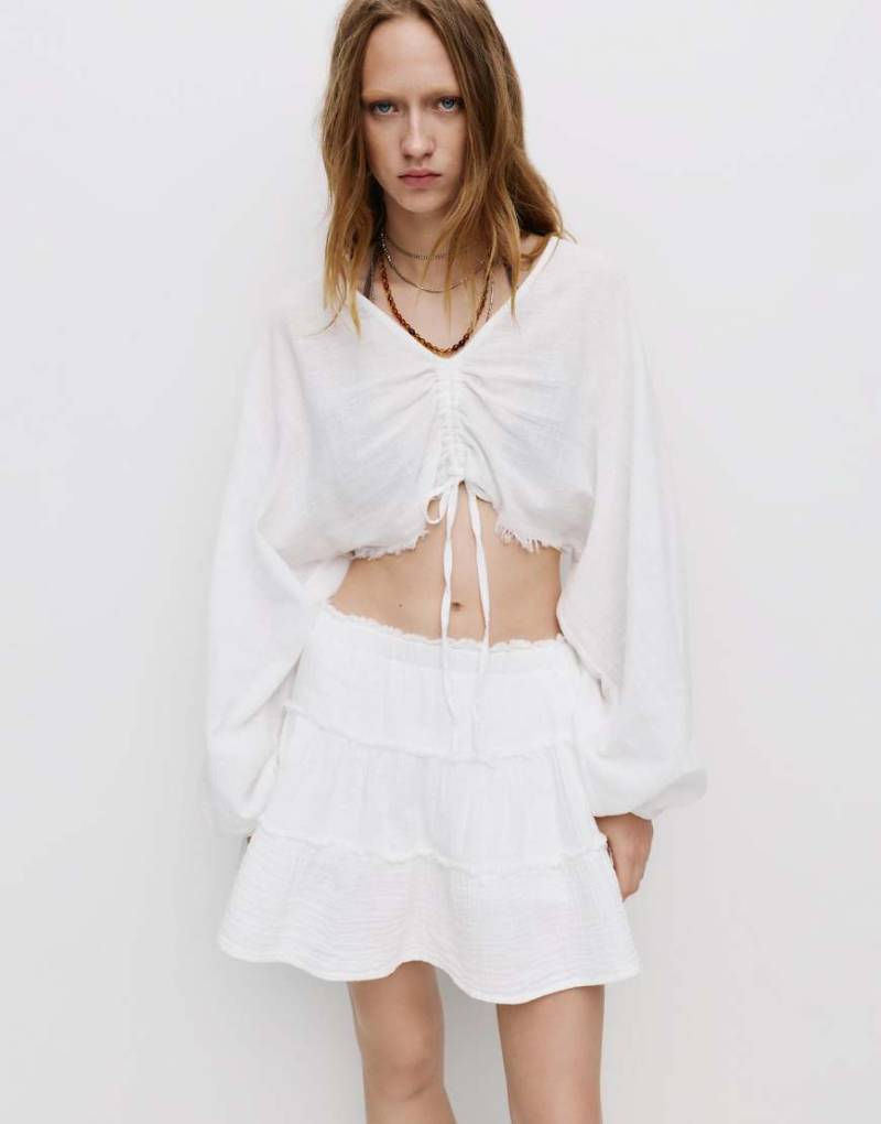 Pull & Bear - Bluse in Weiß mit gebundener Vorderseite von Pull & Bear